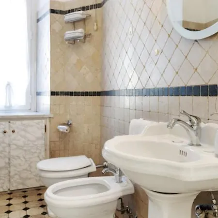 Sunny Flat In Elegant Building Close To Colosseum Lägenhet Rom